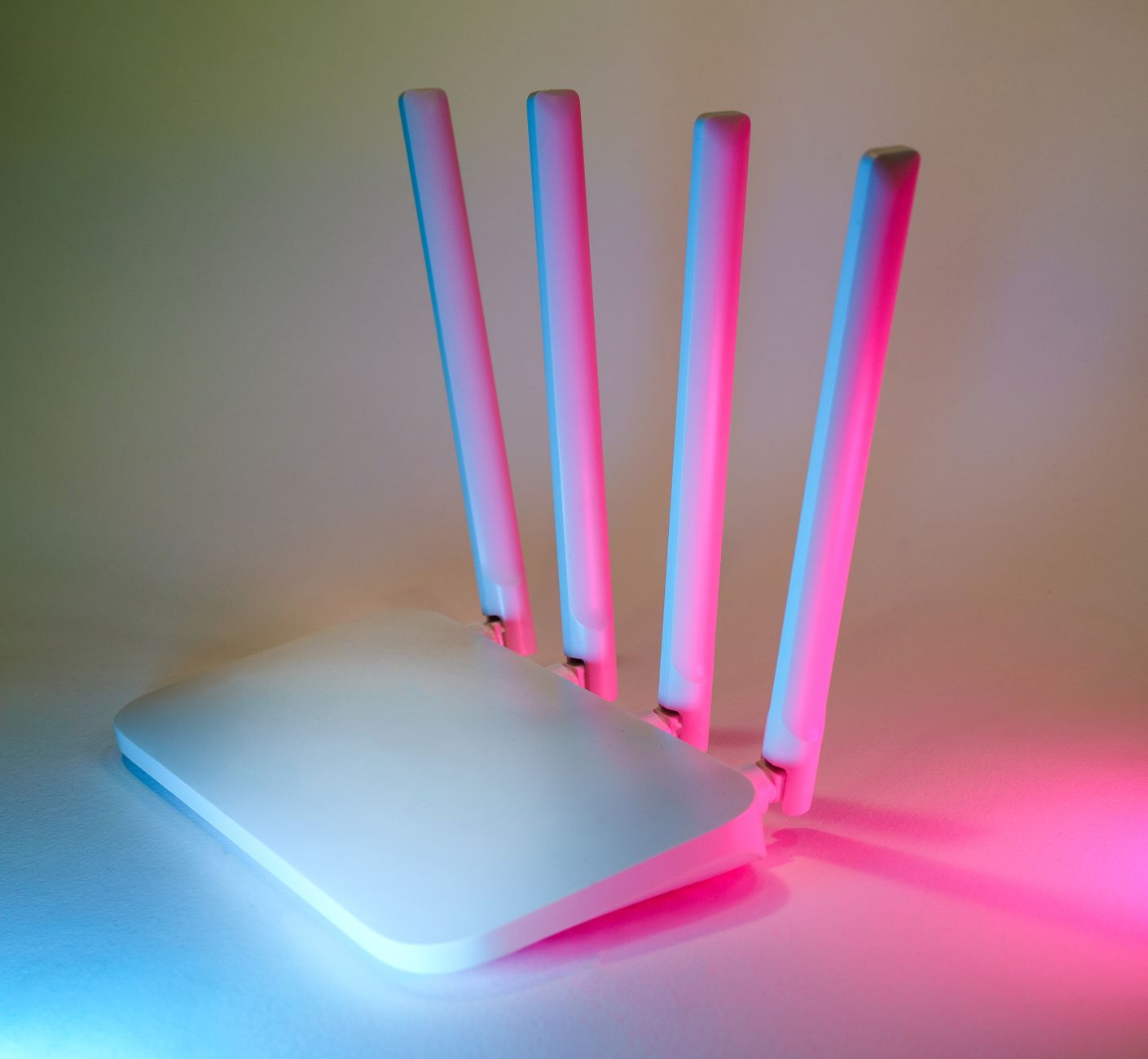4本のアンテナが立った白い家庭用Wi-Fiルーター